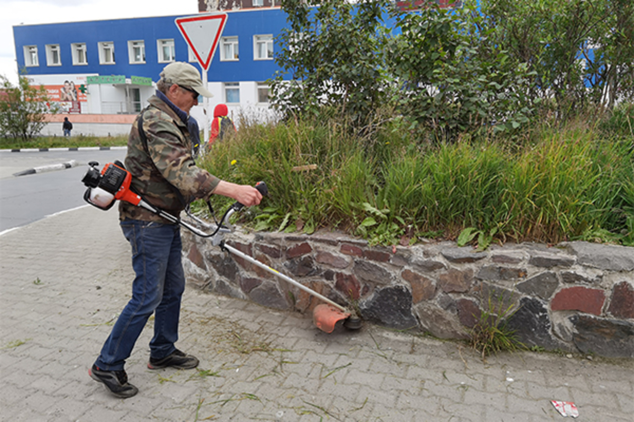 Служба содержания и благоустройства продолжает приводить в порядок городские территории