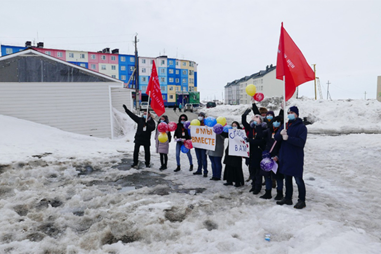 Волонтеры акции #МыВместе поздравили врачей