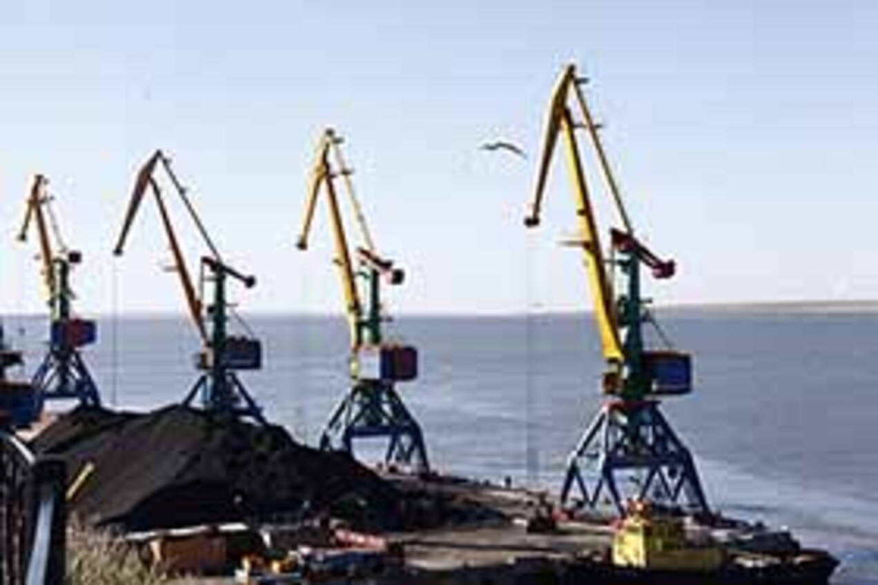 Пожар в ремонтном цеху анадырского морпорта не распространился на соседние постройки