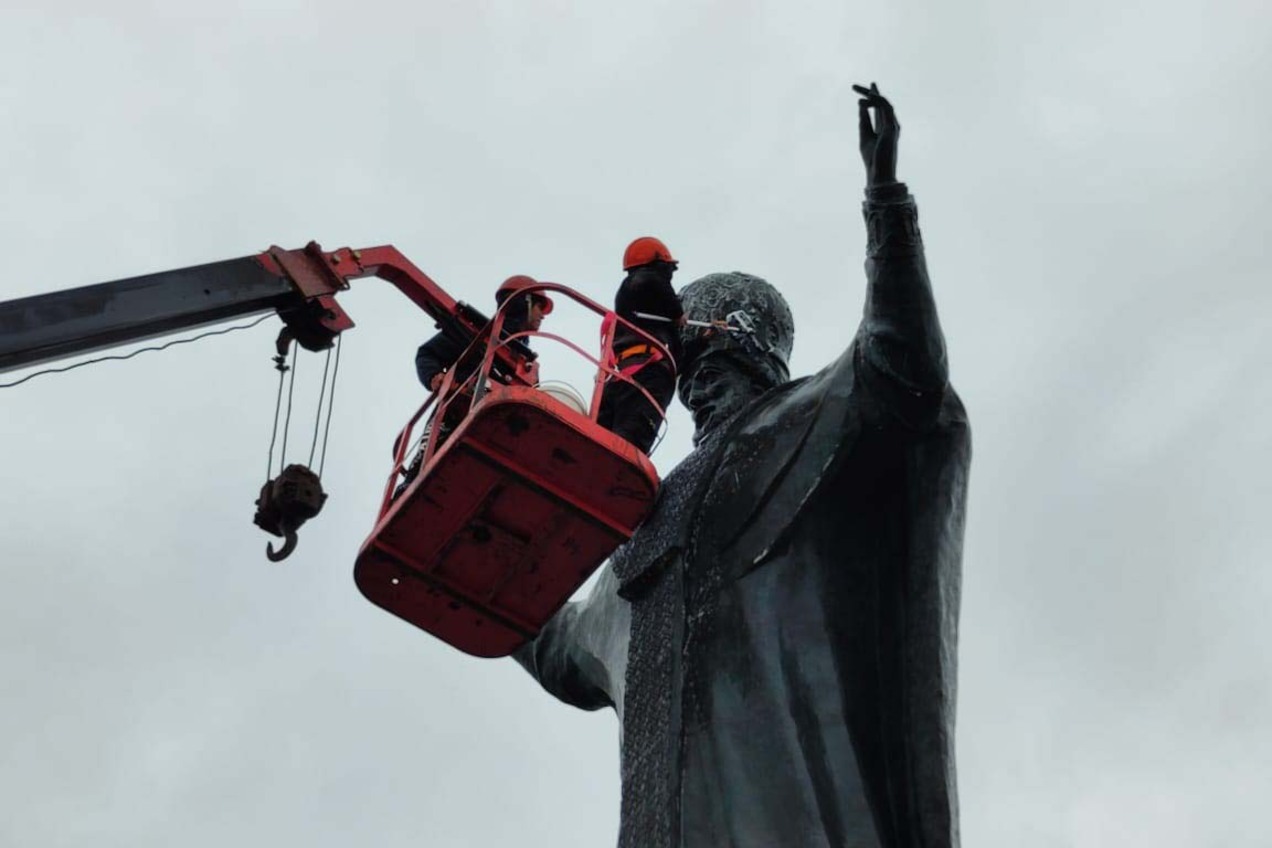 Служба благоустройства вымыла самый большой в мире памятник Николаю Чудотворцу 