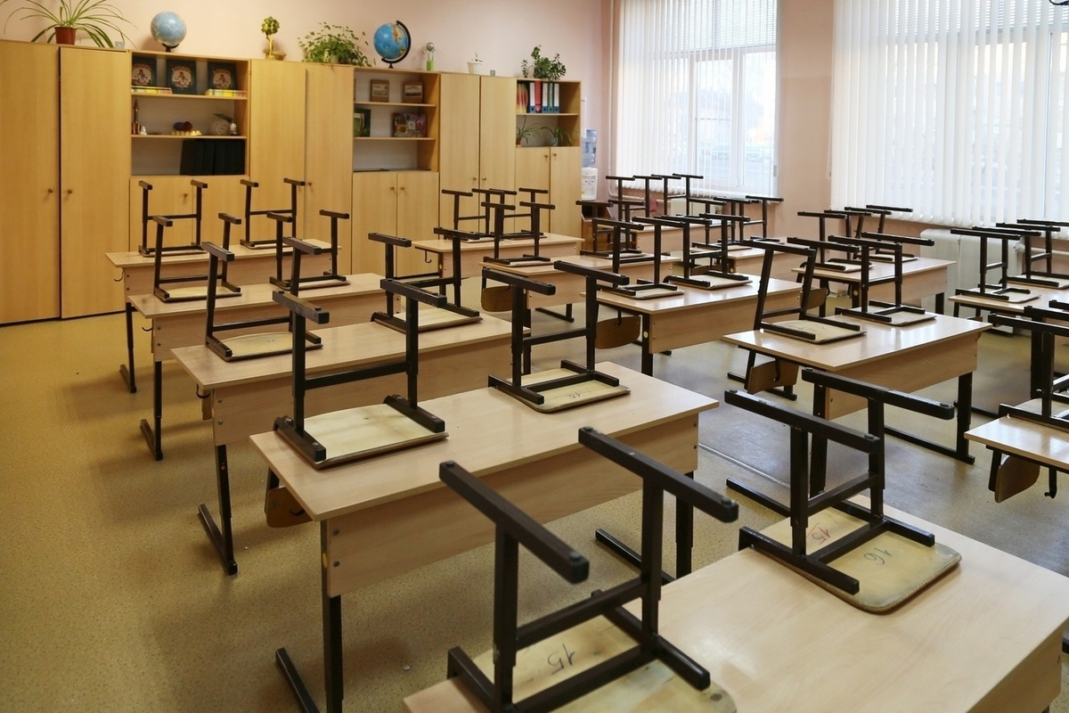 Школа класс без учеников. Тарко-Сале школа интернат 2021. Пустой школьный класс. Парты в классе. Школьная парта в классе.
