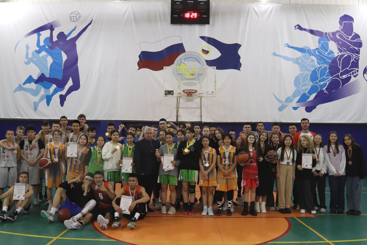 Соревнования по баскетболу среди девушек и юношей прошли в Анадыре