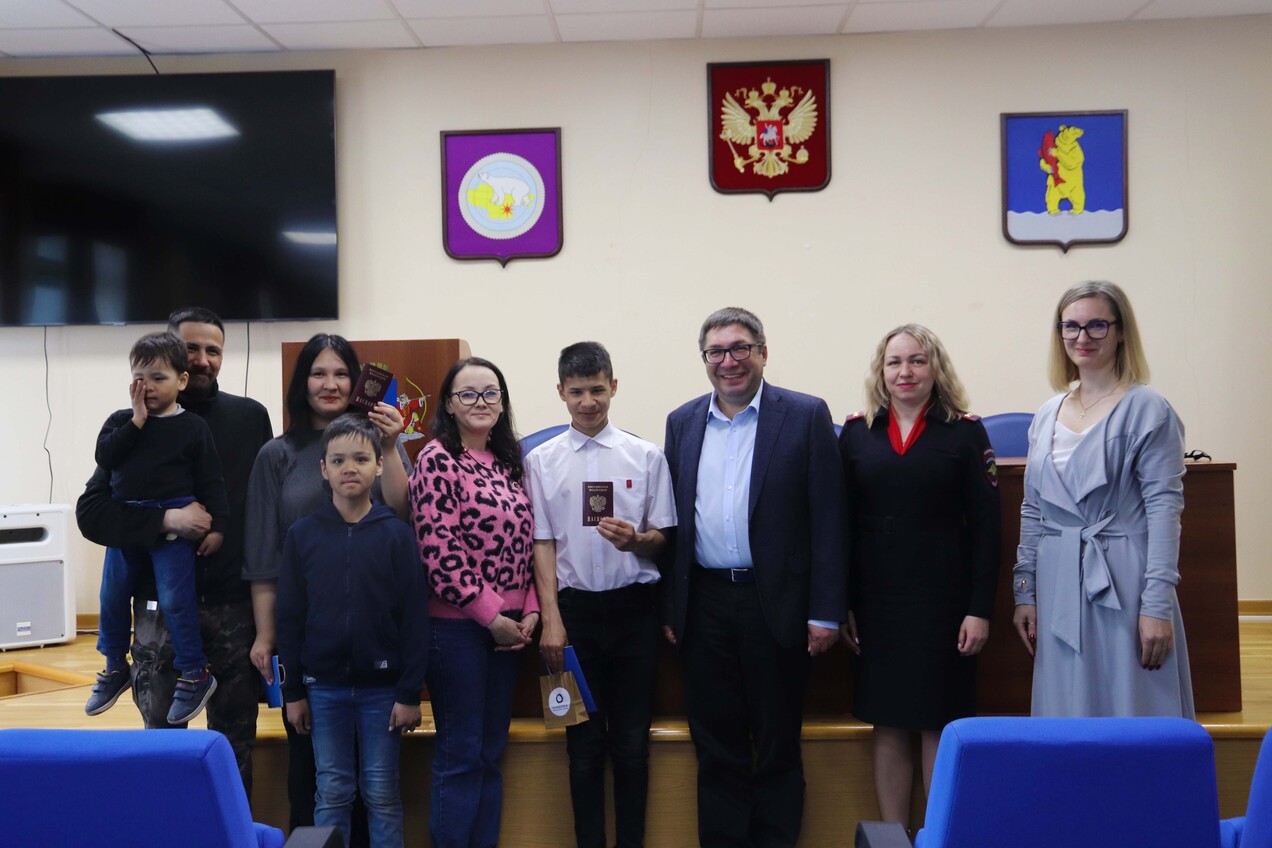 Леонид Николаев вручил паспорта юным жителям Анадыря