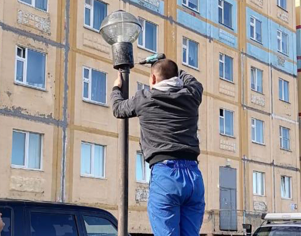 В Анадыре ведутся работы по устранению неполадок в работе уличного освещения