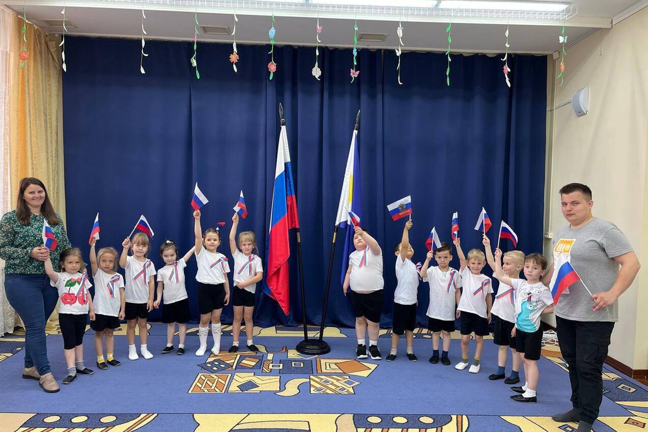🇷🇺В школах и детских садах прошли уроки и встречи, приуроченные к Дню воссоединения ДНР, ЛНР, Запорожской и Херсонской областей с Россией.