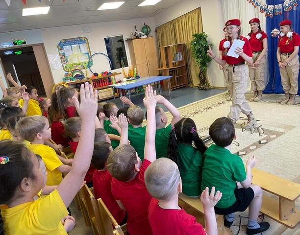 Юнармейцы отряда «Т-34» провели для ребят квест-игру "Все мы разные, но мы вместе".