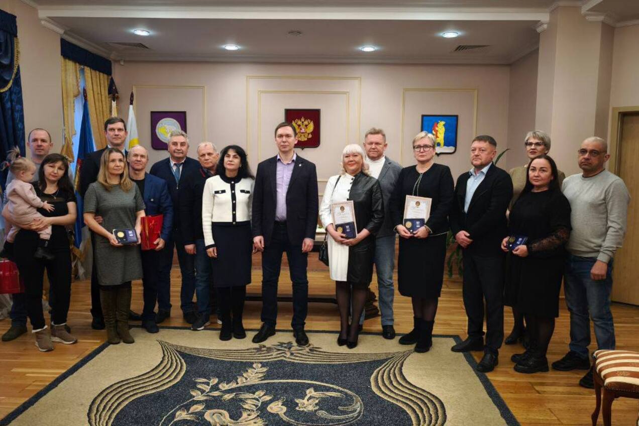Глава ГО Анадырь Сергей Спицын вручил награды образцовым семьям.