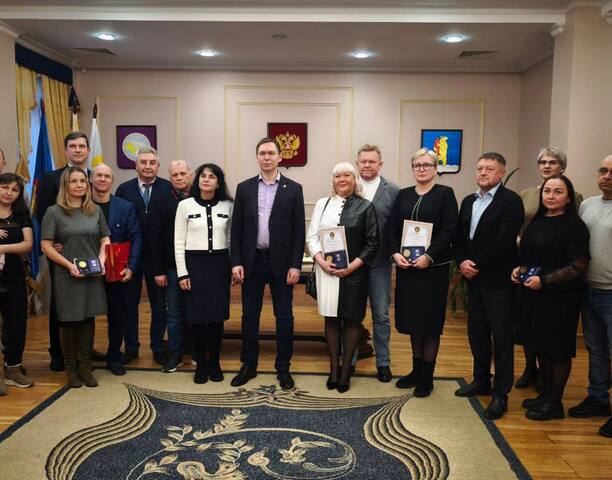 Глава ГО Анадырь Сергей Спицын вручил награды образцовым семьям.