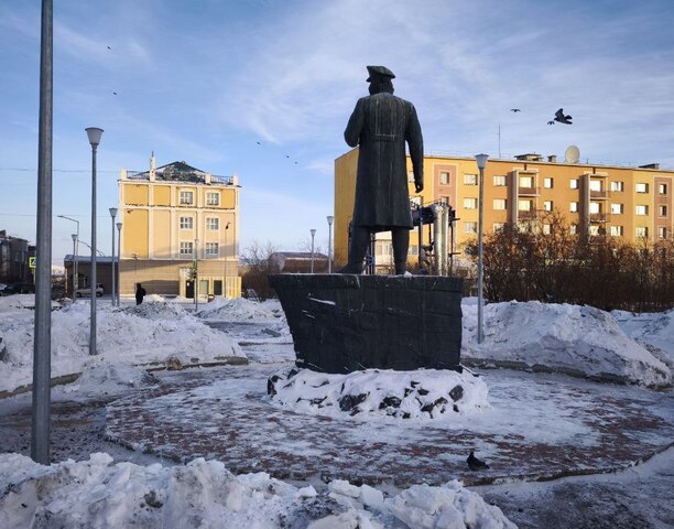 Глава городского округа Анадырь Сергей Спицын провел промежуточный мониторинг работ по благоустройству сквера имени Л.Ф. Гриневецкого. 