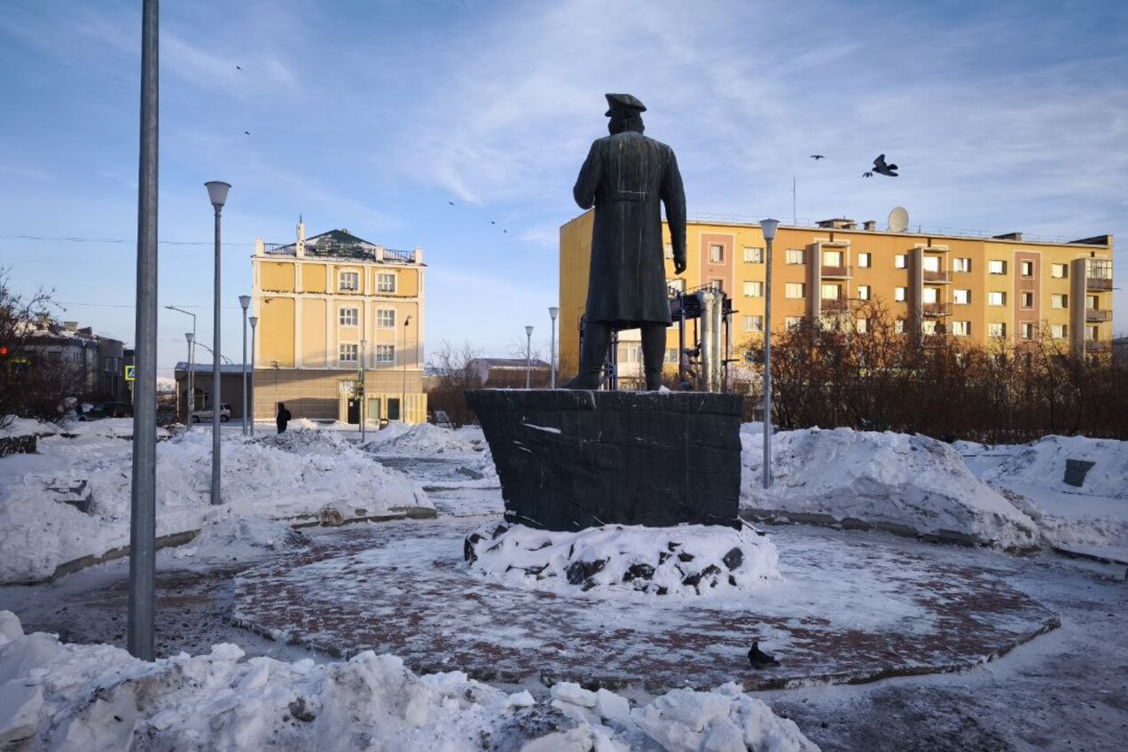 Глава городского округа Анадырь Сергей Спицын провел промежуточный мониторинг работ по благоустройству сквера имени Л.Ф. Гриневецкого. 