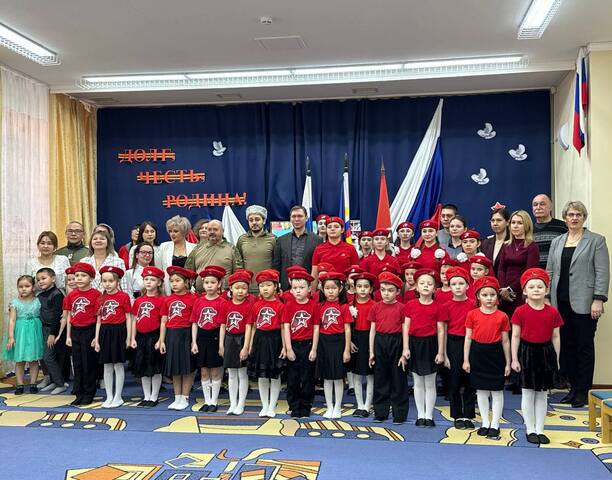 27 ноября в детском саду «Сказка» прошла торжественная церемония посвящения детей подготовительных групп в кандидаты движения «Юнармия».