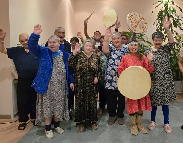 В Международный день инвалидов стены Анадырского Дома-интерната для пожилых людей озарились ярким светом творчества и вдохновения.