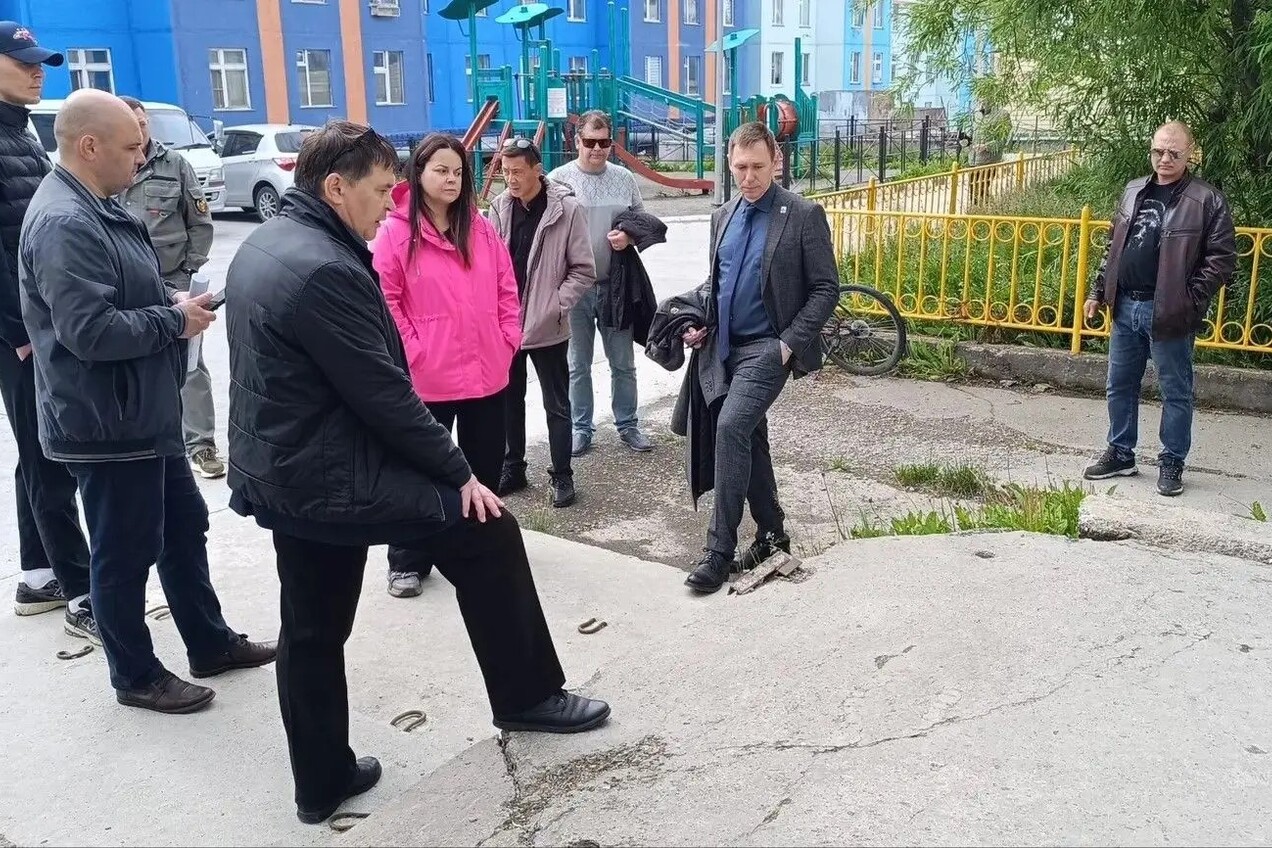 В столице Чукотки продолжается выездной мониторинг дворовых территорий в рамках губернаторского контроля